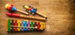 Musikinstrumente einer Musikschule liegen auf einem Tisch - Blockflöte - Xylofon - Maracas - Schelle