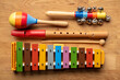 Musikinstrumente einer Musikschule liegen auf einem Tisch - Blockflöte - Xylofon - Maracas - Schelle