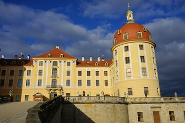 Wall Mural - In der Sonne leuchtet das Schloss Moritzburg und lockt die  Besucher an