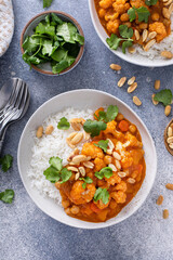 Canvas Print - Cauliflower curry with peanuts and cilantro in a bowl