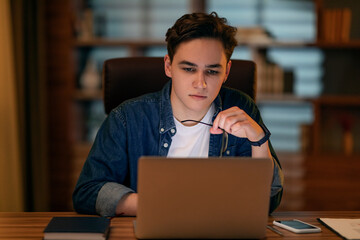 Aufkleber - Young man project manager working late at office