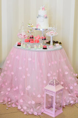 Wall Mural - A candy bar with sweets and cake in pink tones for a party