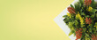 © JAHF - banner con cuadro decorativo de madera con flor artificial en fondo de color y espacio para texto
