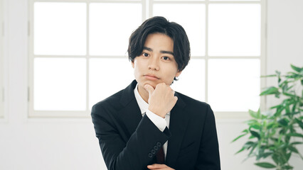 Poster - カメラ目線で話を聞くビジネスマン　ビデオ通話　インタビュー