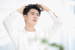 © kapinon - 美容系のヘアセットやシャンプーなど髪の毛のイメージに使えそうな男性のポーズ