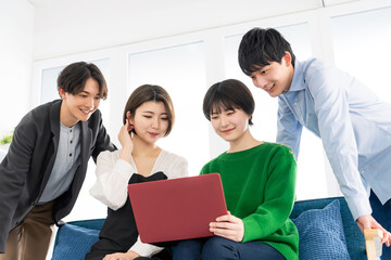 Aufkleber - ノートパソコンを集まって見る若いグループ　Z世代