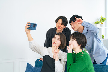 Poster - スマホで自撮りをする若い男女グループ　Z世代