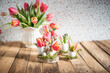 Osterdeko mit frischen Blumen, Tulpen zu Ostern