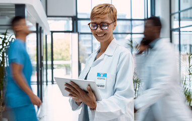 Aufkleber - Tablet, doctor and black woman in busy hospital or clinic for research, telehealth or online consultation. Healthcare app, technology and smile of happy senior medical professional with touchscreen.