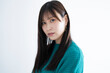 © peach100 - ロングヘアのクールな女性