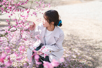 梅の花と女性