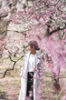 © peach100 - 公園の梅の花と女性
