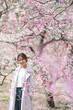 © peach100 - 公園の梅の花と女性