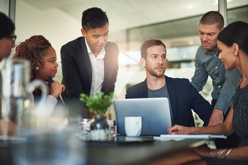 Aufkleber - Bouncing some ideas around. Shot of a group of businesspeople meeting in the boardroom.