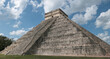 Vista trasera de la pirámide o castillo de Chichén Itzá