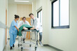 © SKW - The medical team is rushing to bring the critically ill patient lying on the bed to request an emergency room or a dressing room to save the patient's life.