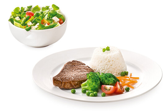 prato com carne grelhada, arroz e legumes acompanhando com tigela com salada verde e tomates