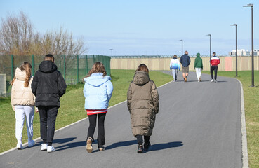 Canvas Print - famille jeune balade promenade chemin climat saison manteau groupe ami sentier enfants