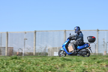 Poster - scooter moto mobilité vitesse route environnement casque secuirté