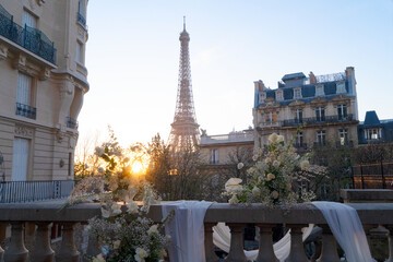 Wall Mural - cosy paris street with view on the famous eiffel tower on a cloudy spring day with flowers, paris fr