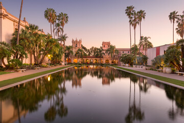 Fototapete - San Diego, California, USA plaza fountain at night in the Prado.