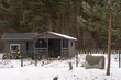 Działki rekreacyjno uprawne zimą . Ogródek działkowy , z małym domkiem - altanką , pod śniegiem .