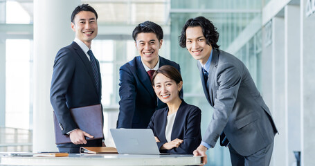 Poster - カメラ目線のスーツを着た日本人男女