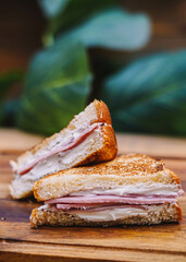 Wall Mural - Sándwich de desayuno con tocino, queso y salsa de tomate sobre tabla de madera
