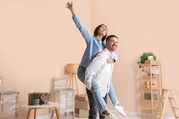 Canvas Print - Happy couple having fun in new apartment. Moving day