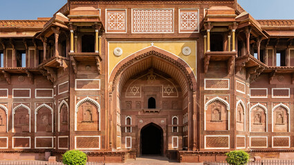 Wall Mural - The Jahangiri Mahal Palace in the Red Fort is built of red sandstone. Galleries with columns, arched gates, white ornaments on the walls are visible. India.