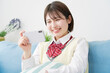 © siro46 - 家でスマホで動画を見る女子高生