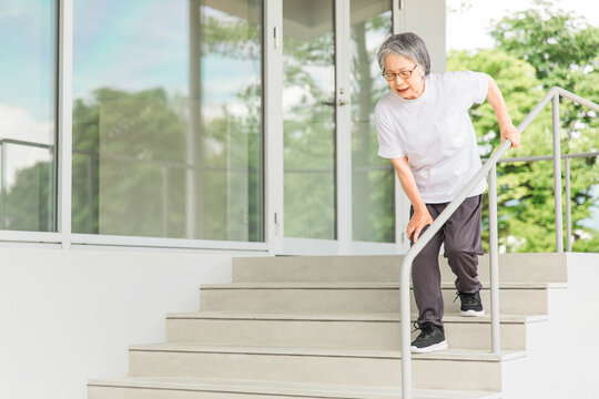 関節痛・膝痛のリハビリで階段の昇り降りをする高齢者女性（ロコモ・フレイル・サルコペニア・骨粗鬆症）