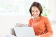 © miya227 - 部屋でラップトップコンピューターを見る女性