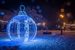 Duża bombka bożonarodzeniowa na rynku w Brzesku nocą | Big christmas bauble on the town square in Brzesko by night