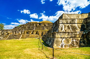 Fototapete - El Tazumal Mayan ruins near Santa Ana in El Salvador, Central America
