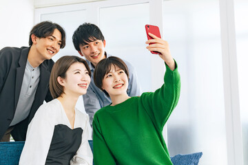 Poster - スマホで自撮りをする若い男女グループ　Z世代