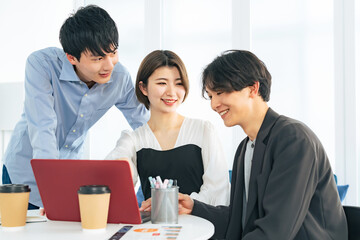 Poster - 会議する若い男女グループ　Z世代