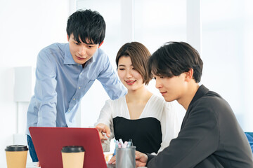 Poster - 会議する若い男女グループ　Z世代