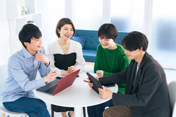 Aufkleber - テーブルで会話する若い男女グループ　Z世代