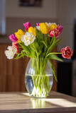 Fototapeta Tulipany - Kolorowe tulipany w wazonie