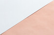 foto di sfondo con carta rosa pallido chiaro con foglio bianco diagonale