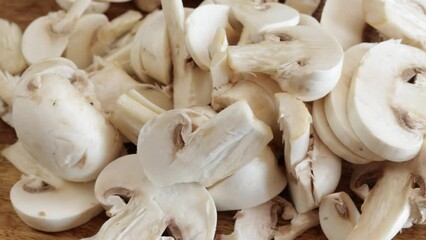 Wall Mural - morceaux de champignons de Paris en gros plan, sur une table en bois