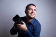 © Arvin - fotógrafo profesional con su cámara sonriente frente a un fondo blanco