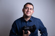 © Arvin - fotógrafo profesional con su cámara sonriente frente a un fondo blanco