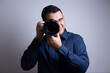 © Arvin - fotógrafo profesional con su cámara sonriente frente a un fondo blanco