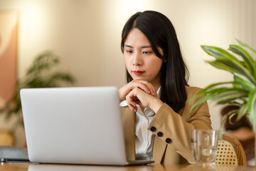 Asian businesswoman working in a cafe