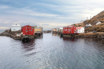 Fototapete - Die bunten Häuser von Nyksund auf den Vesteralen in Norwegen.