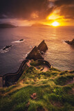 Fototapeta Koty - La spettacolare vista del Dunquin pier al tramonto nella bellissima penisola di Dingle in Irlanda.