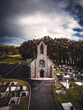 Una caratteristica chiesa sperduta tra le colline Irlandesi.
