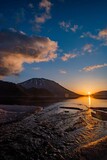 Fototapeta Sawanna - 中禅寺湖と男体山と日の出